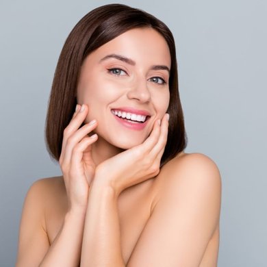 Mulher sorrindo com cabelo castanho curto e liso. Após ter passado magic retouch para realçar a cor do cabelo.