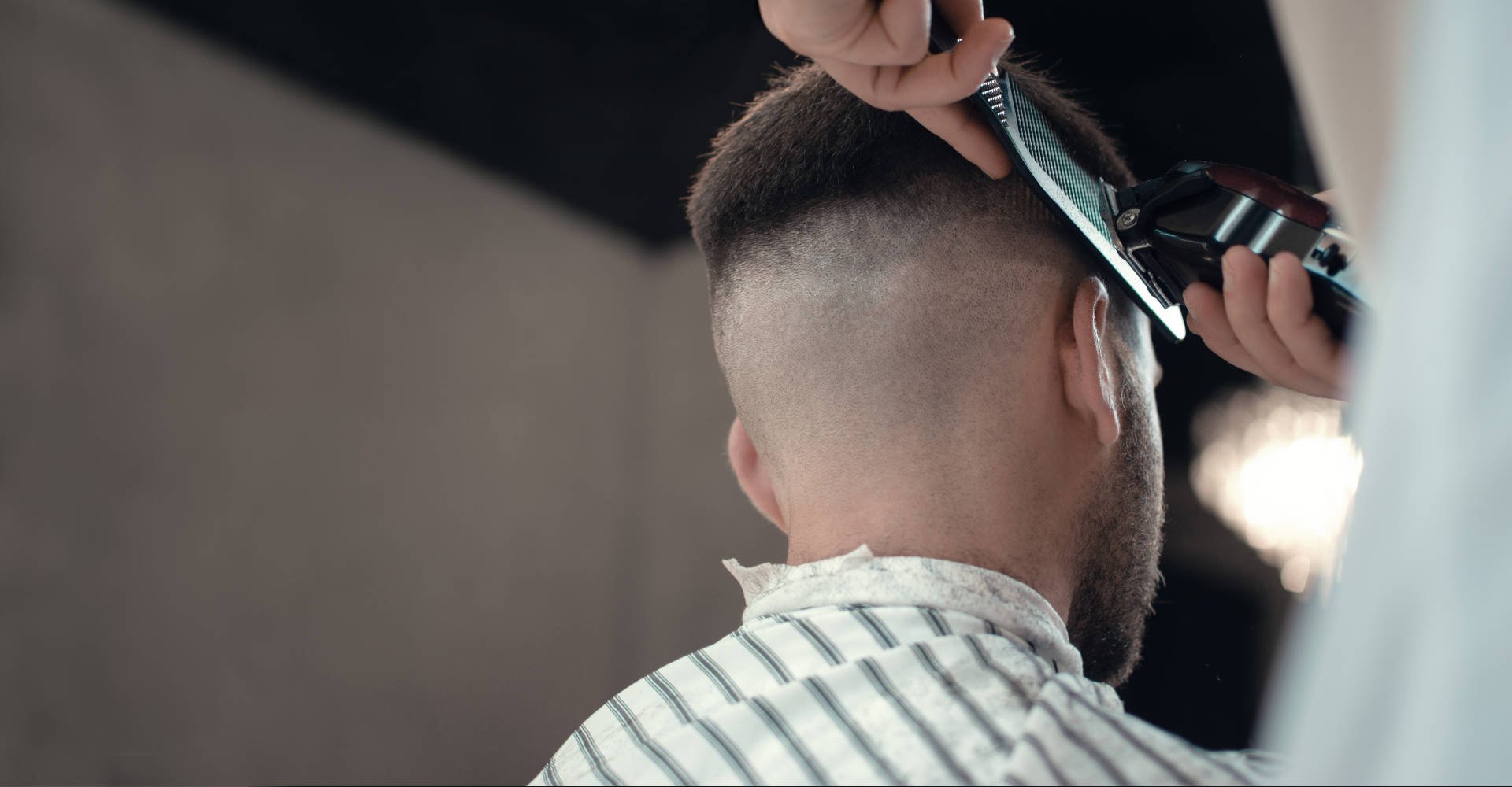 Vivacabelo - Formas diferentes de usar o degradê masculino: Corte de cabelo  com risco - O risco é uma excelente maneira de renovar seu visual e essa  mudança pode ser discreta com